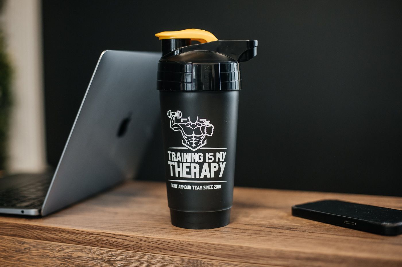 Laptop i shaker: plan treningowy i żywieniowy online
