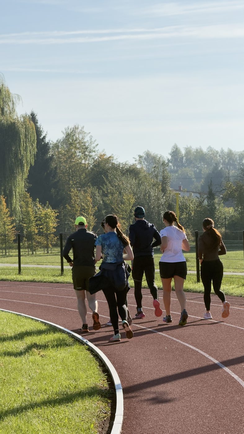 Grupa TT Runners podczas biegu na bieżni