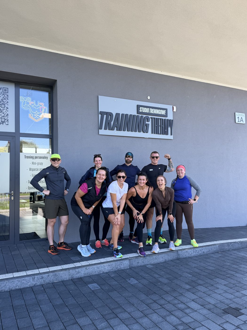 Grupa TT Runners przed studiem Training Therapy